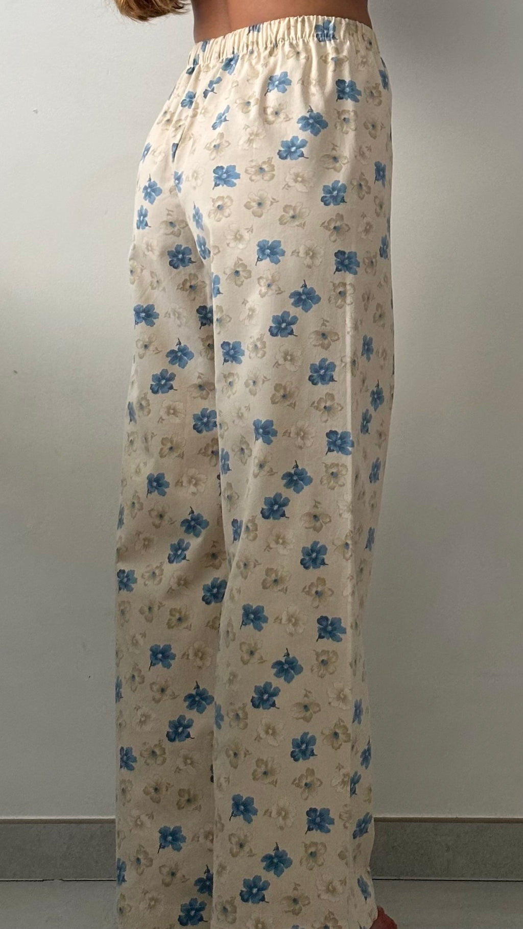 Pantalon fleurs beige et bleu