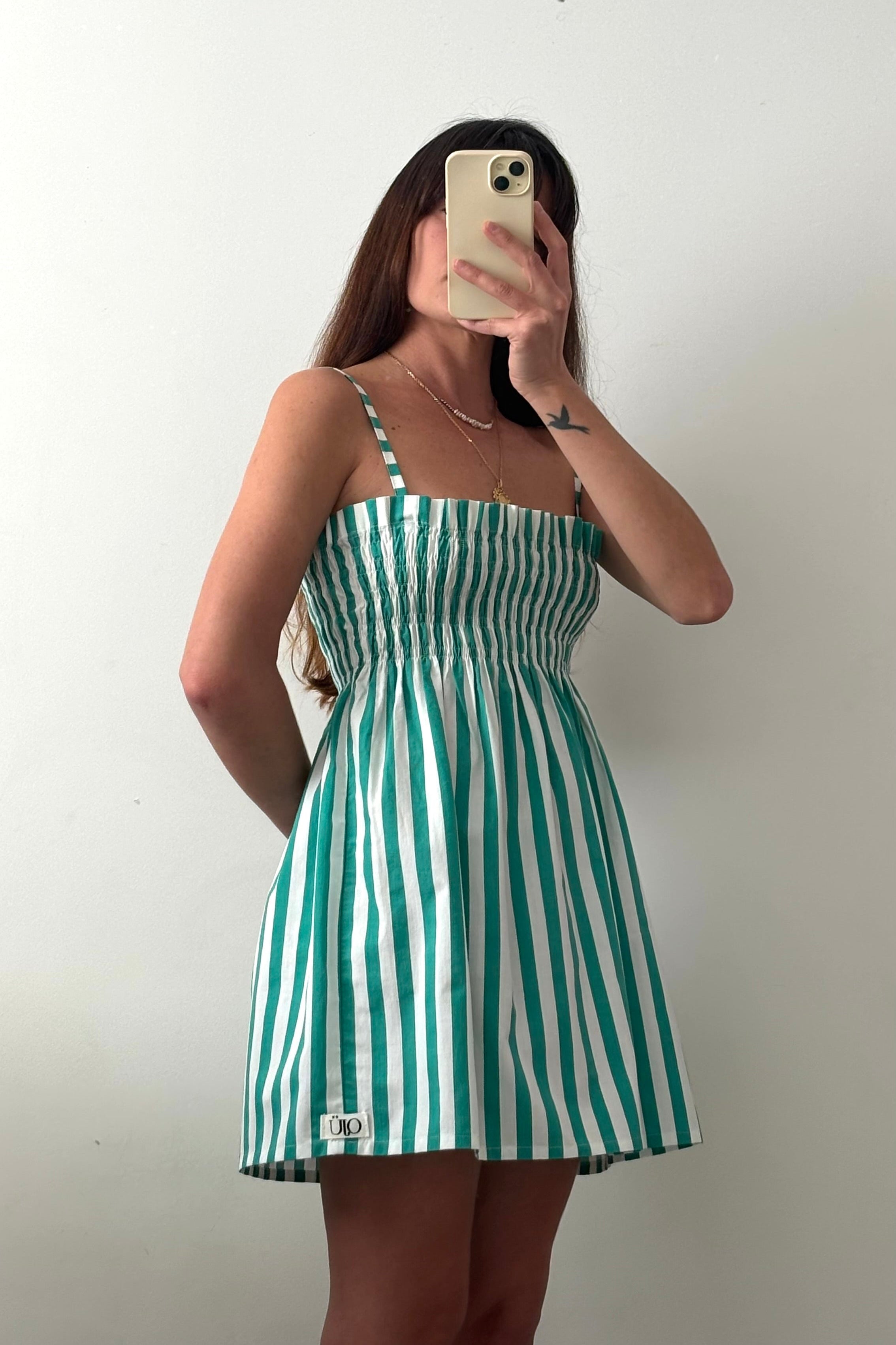 Robe courte smockée Rayée vert et blanc – Pièce unique