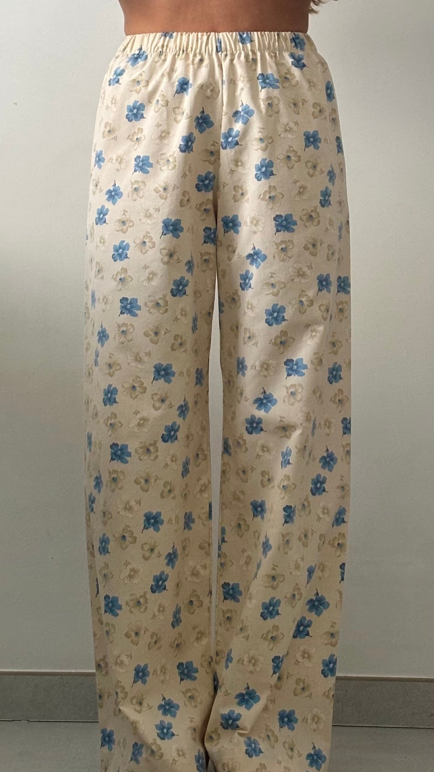 Pantalon fleurs beige et bleu